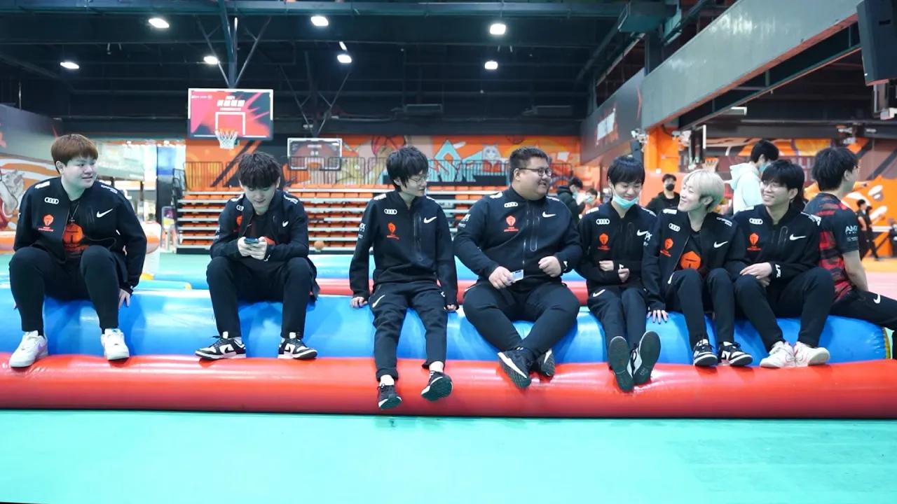 【TES桃仁日常】滔搏全员快乐运动，健康好体魄~丨TES's all members happy exercise together, Have a healthy body together ~ thumbnail